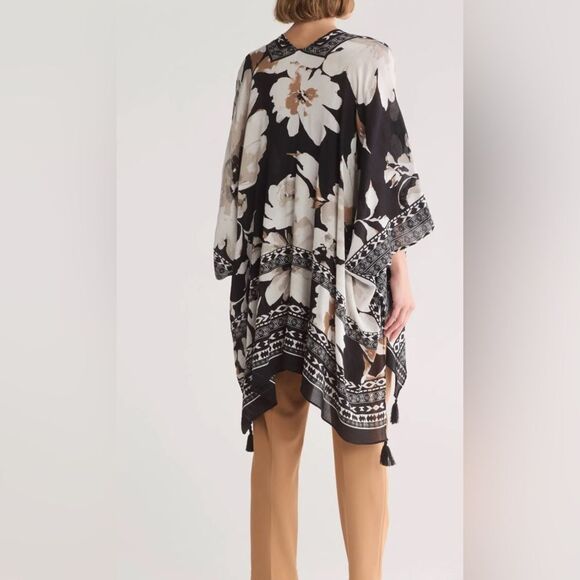 Vince Camuto Washy Blooms Crinkle Ruana - Picture 3 of 4